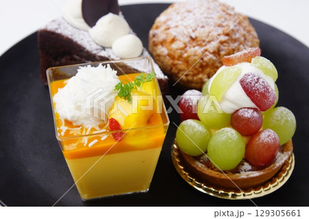 フルーツタルト　ショコラ　シュークリーム　マンゴケーキ 129305661