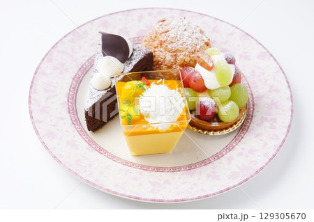 フルーツタルト　ショコラ　シュークリーム　マンゴケーキ 129305670