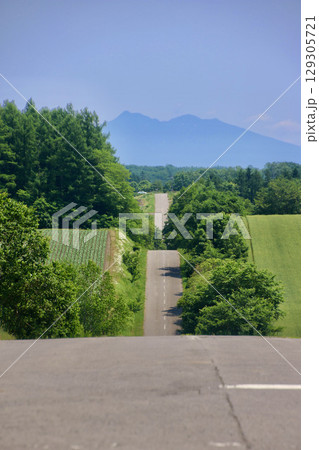道と斜里岳・オーヴェールの丘（北海道・大空町） 129305721
