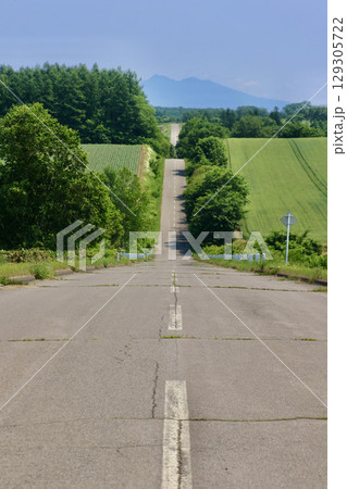 道と斜里岳・オーヴェールの丘（北海道・大空町） 129305722