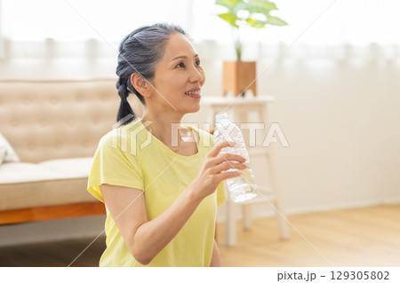 水を飲む女性 129305802