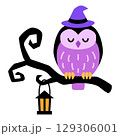 ハロウィンイラスト素材　魔女の帽子をかぶって木の枝にとまってるふくろう 129306001