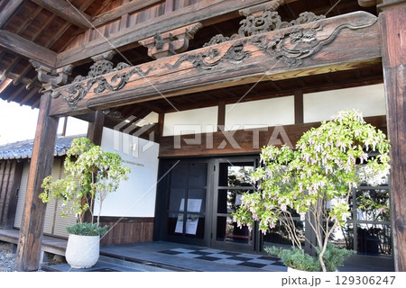 小諸市　大手門公園の本陣主屋玄関 129306247