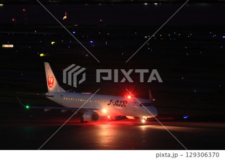 夜の羽田空港　夜間飛行に向かう旅客機　最終便の出発 129306370