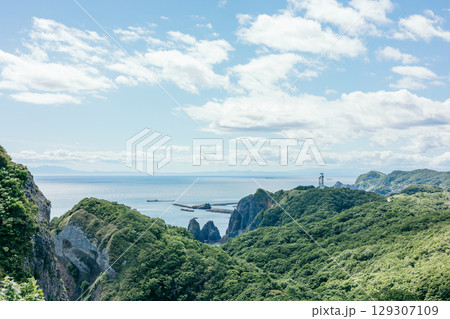 室蘭・地球岬から望む断崖と海の雄大な風景 129307109