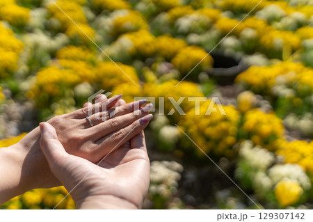 手と手を重ねる幸せの瞬間② 129307142
