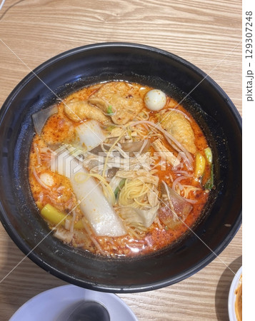 Malatang, a flavorful Chinese street food featuring a spicy and numbing Sichuan broth filled with customizable ingredients like meat, seafood, vegetables, and tofu. A warm and bold culinary experience 129307248