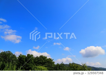 青空　白い雲　樹木　山地 129307348