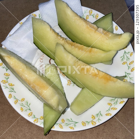Fresh and juicy melon slices with vibrant color and a sweet, refreshing taste. Perfect for a healthy snack, fruit platter, or a cooling summer treat. Fresh and juicy melon slices with vibrant color and a sweet, refreshing taste. Perfect for a healthy snack, fruit platter, or a cooling summer treat. 129307395