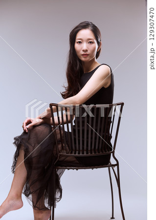 黒いドレスでポージングする女性モデルのスタジオポートレート 黒いドレスでポージングする女性モデルのスタジオポートレート 129307470