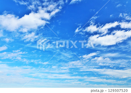 秋の青空と雲 129307520