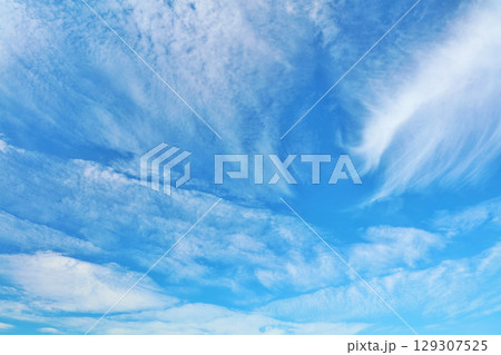 秋の青空と雲 秋の青空と雲 129307525
