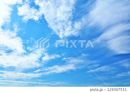 秋の青空と雲 129307531