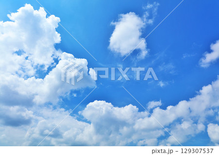 夏の青空と雲 129307537