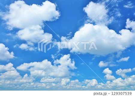 夏の青空と雲 129307539