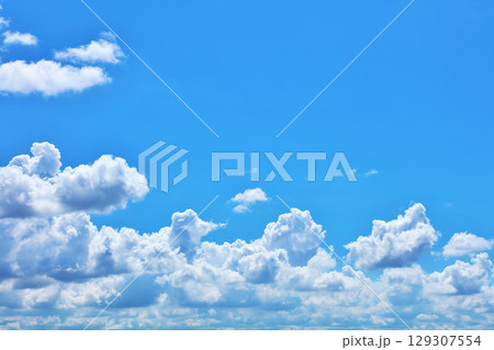 夏の青空と雲 129307554