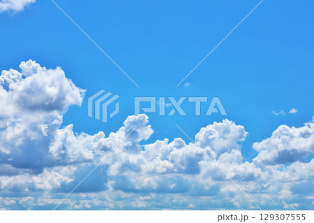 夏の青空と雲 129307555