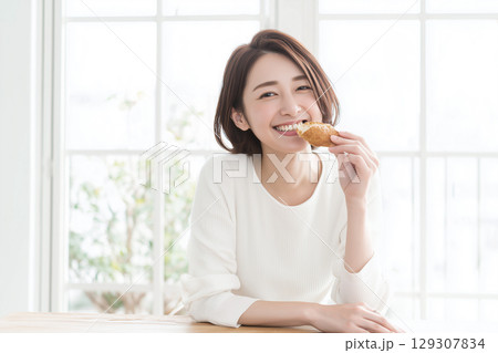 朝食を食べる女性 朝食を食べる女性 129307834