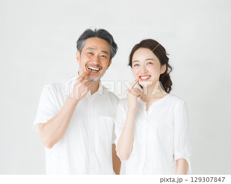男性と女性のデンタルケア 129307847