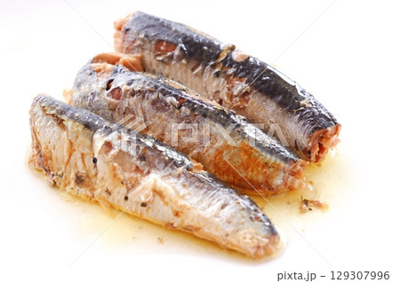 オイルサーディン - 新鮮なイワシをオリーブオイルに漬けたオイルサーディン 129307996