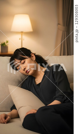 疲れてソファで眠る女性 129308003