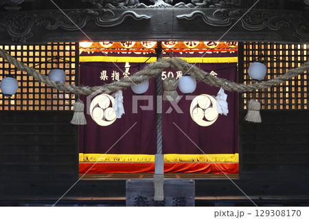 石見神楽 (夜神楽) 神社拝殿会場 能舞の神社幕 石見神楽 (夜神楽) 神社拝殿会場 能舞の神社幕 129308170