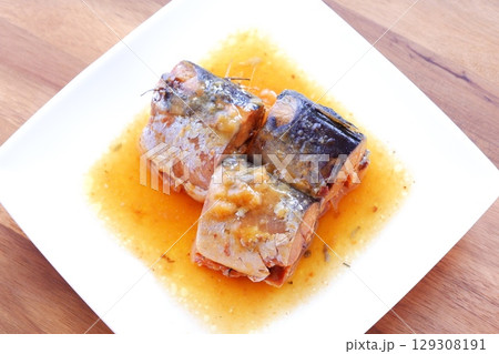 新鮮なサバを味噌でじっくりと煮込んだ、サバの味噌煮 129308191