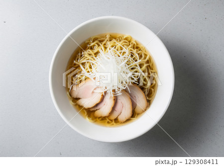 美味しいラーメンの多彩な盛り付けと彩り豊かな具材 129308411
