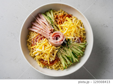 美味しいラーメンの多彩な盛り付けと彩り豊かな具材 129308413