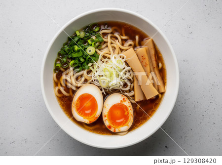 美味しいラーメンの多彩な盛り付けと彩り豊かな具材 129308420
