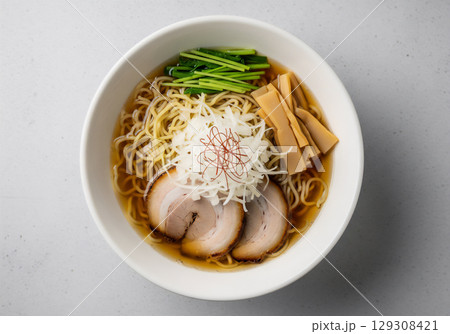 美味しいラーメンの多彩な盛り付けと彩り豊かな具材 129308421