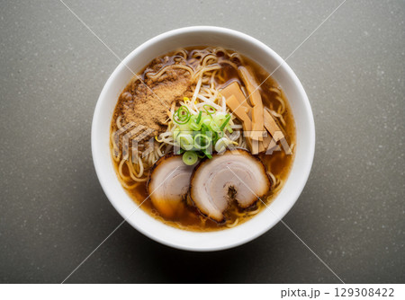美味しいラーメンの多彩な盛り付けと彩り豊かな具材 129308422