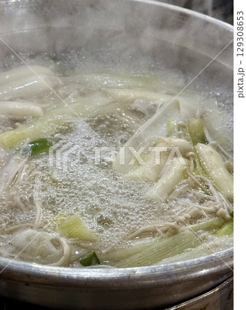 湯気が上がるタッカンマリ 129308653
