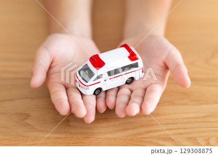 救急車の模型を持つ小学生の男の子 129308875