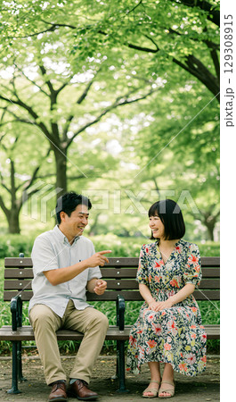 ベンチに座るカップル 129308915