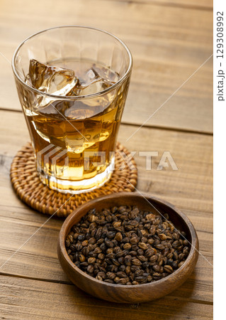 むぎ茶の材料である大麦と冷たい麦茶 129308992