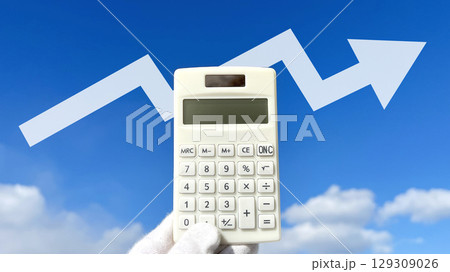 白手袋をはめた手で持つ計算機とジグザグに上昇する矢印 129309026