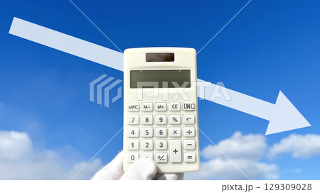 白手袋をはめた手で持つ計算機と下降する矢印 129309028