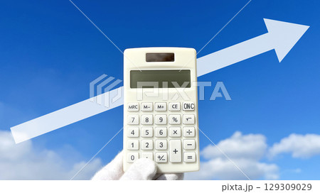 白手袋をはめた手で持つ計算機と上昇する矢印 白手袋をはめた手で持つ計算機と上昇する矢印 129309029
