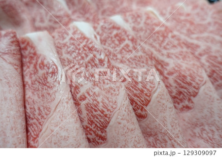 すき焼き用の牛肉薄切りスライス すき焼き用の牛肉薄切りスライス 129309097