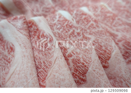 すき焼き用の牛肉薄切りスライス すき焼き用の牛肉薄切りスライス 129309098