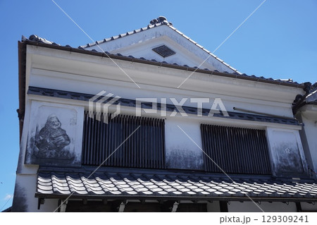 筑後吉井　白壁通りの見事なコテ絵 129309241