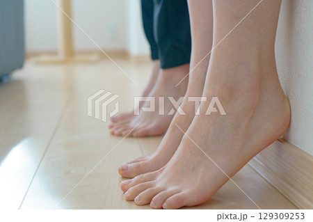 女性の足先　つま先立ちする女性の足 129309253