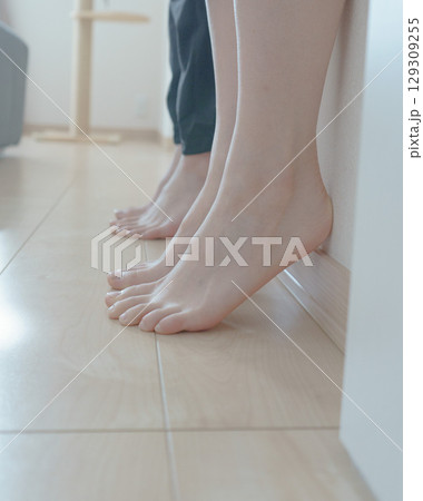 女性の足先　つま先立ちする女性の足 129309255