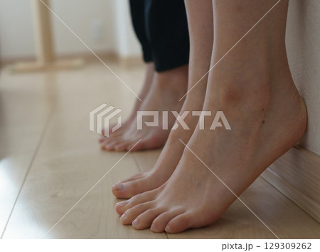 女性の足先　つま先立ちする女性の足 129309262