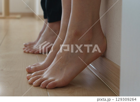 女性の足先　つま先立ちする女性の足 129309264