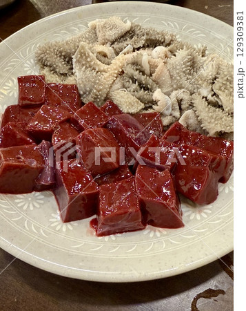 お酒のつまみスルアンジュ、レバ刺しと生センマイ 129309381