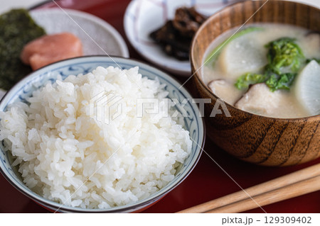 シンプルな日本食の朝食(白ごはん・大根と菜の花と椎茸の粕汁・タラコと海苔・佃煮) シンプルな日本食の朝食(白ごはん・大根と菜の花と椎茸の粕汁・タラコと海苔・佃煮) 129309402
