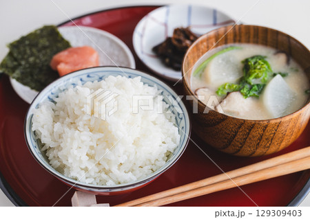 シンプルな日本食の朝食（白ごはん・大根と菜の花と椎茸の粕汁・タラコと海苔・佃煮） 129309403