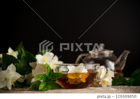 Hot medicinal tea with jasmine flowers 129309850